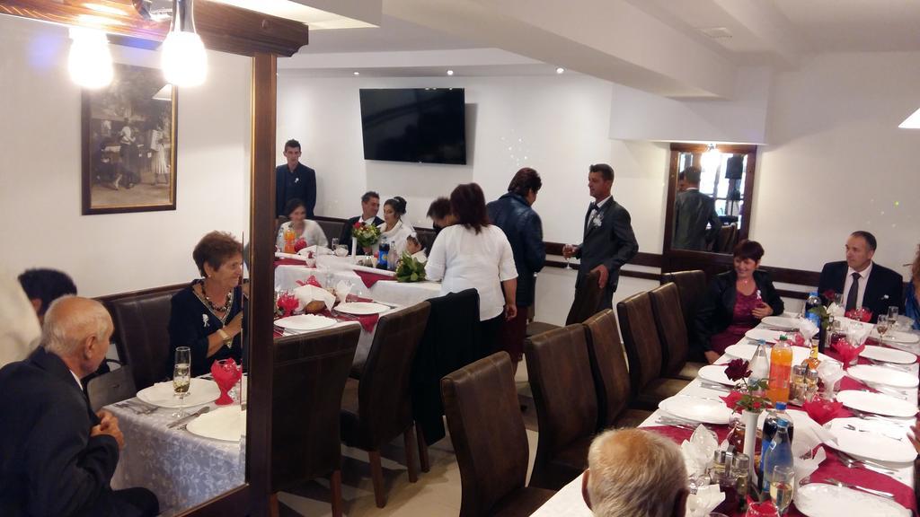 Pensiunea Caraiman Servicii De Cazare Codlea Εξωτερικό φωτογραφία